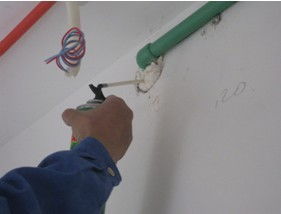 李先生水电整改日记中,插座和煤气管道距离近